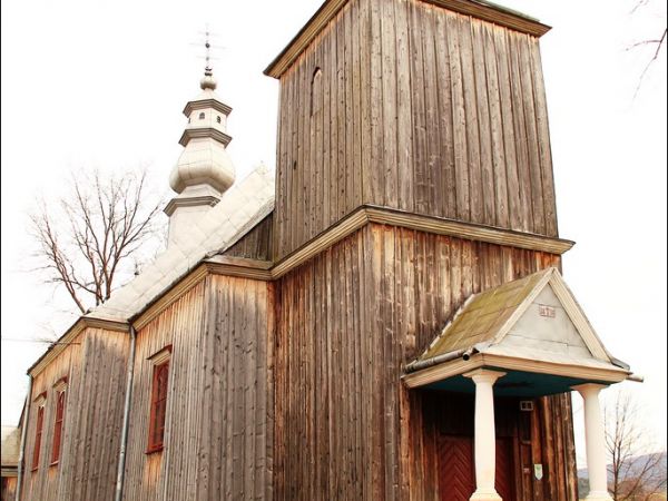 Drewniana parafialna cerkiew greckokatolicka p.w.  św. Jana Chrzciciela w Tyrawie Solnej . Cerkiew została wzniesiona w 1837 r. Po wojnie użytkowana jako kośció