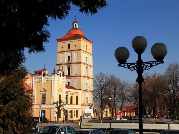 Ratusz miejski z wieżą zegarową