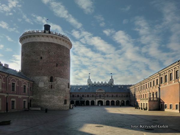 Lublin, dziedziniec zamku królewskiego. Z lewej donżon. Foto. Krzysztof Goleń