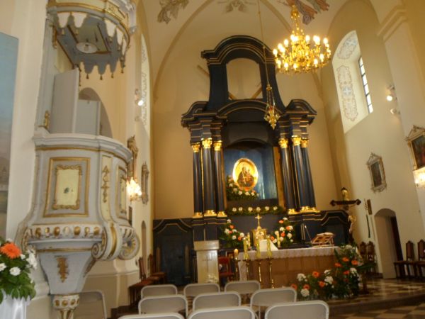 w ołtarzu głównym kościoła : obraz Matki Boskiej zwanej Jaśliską, według  tradycji piętnastowieczny ale noszący datę 1634 roku, od wieków uważany  za cudowny, k