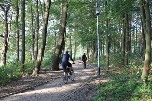 Oświetlona, z miejscami postojowym, ścież rowerowa dookoła j. Trzesiecko