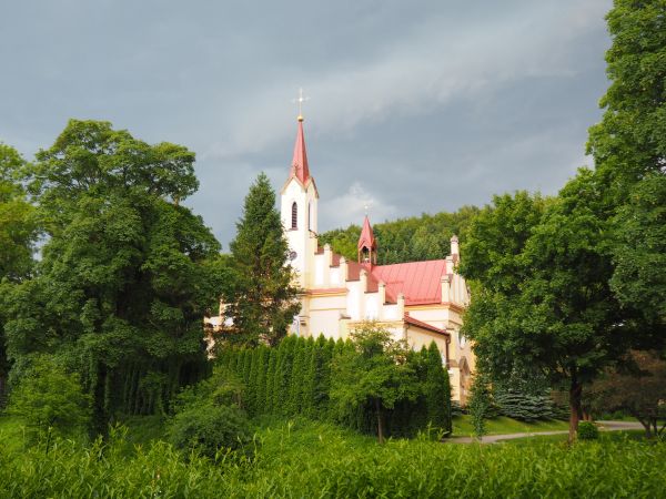 soczysta zieleń obficie otula zdrojowy kościół - na burzę się zbiera, schronienia szukać będziemy...