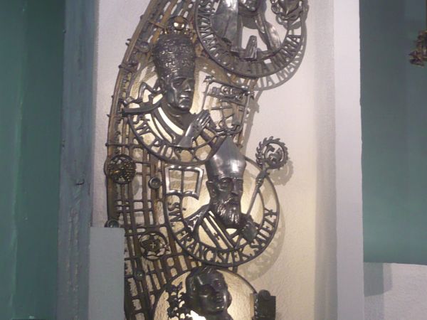 Ciekawym elementem wspomnianego kościoła jest cały wystrój wykonany  w metaloplastyce .