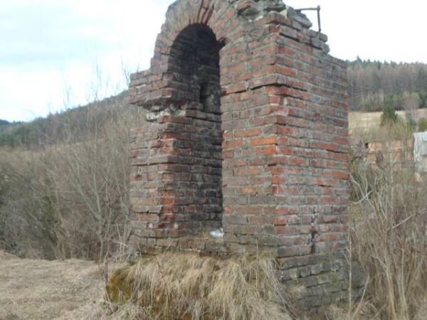 dzwonnica przy kościele ewangelickim. Zachowały się czytelne ślady murów kościoła i kamienne płyty i krzyże nagrobne. Po I-szym rozbiorze Polski miała miejsce t