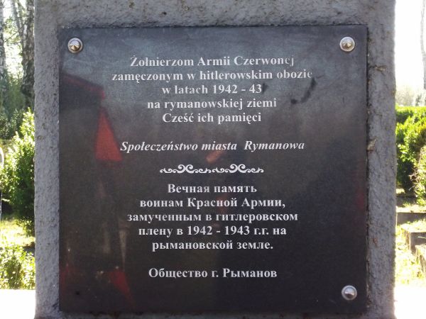tablica na cokole pomnika ku czci żołnierzy - jeńców radzieckich. Na przełomie jesieni / zimy 1941r. w obozie wybuchła epidemia tyfusu, która trwała prawie 2 m-