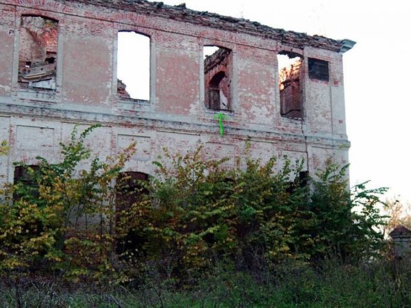 Kamieniec - cześć pałacowa od strony wschodniej/skrzydło północne/. Strzałka wskazuje pokój, w który rezydował Napoleon Bonaparte.