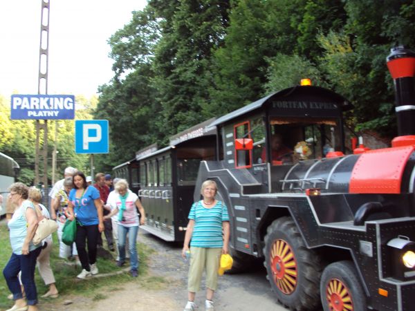 ofertę turystyczną ubogaca możliwość skorzystania z przejazdu tą ładną kolejką z parkingu do niemalże progów twierdzy no i z powrotem - a blisko nie jest no i r