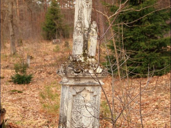 Stary cmentarz greckokatolicki przy cerkwi w Mołodyczu. Obecnie używany sporadycznie .