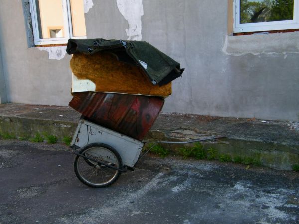 sztuka bez sztuki  współczesne dzieło ale pewnie nikt tego nie namaluje  odbiór wielkogabarytowych śmieci