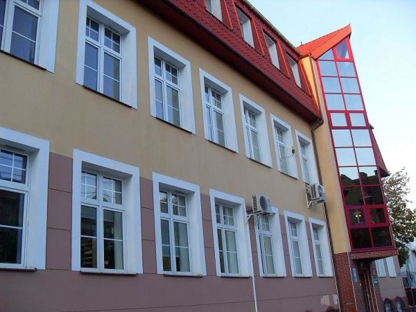 Frontowa ściana budynku ZUS-u przy ul. Piłsudskiego