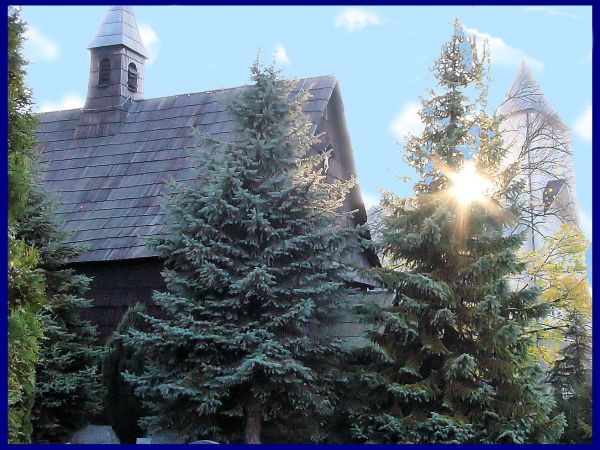 Stary kościółek w tle wieża nowego kościała