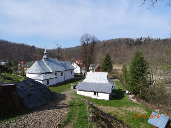 z placu cmentarnego zejście / droga do kościoła /dawnej cerkwi/.
