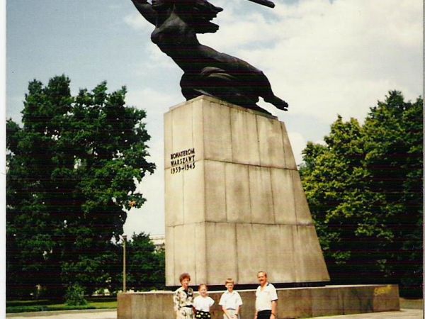 przed Pomnikiem Bohaterów Warszawy, popularnie zwanym "Warszawska Nike", wzniesiony w 1964r., na miejscu ratusza /zniszczonego w 1944r./, z którego cywilną obro