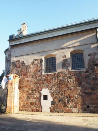 świątynię klasztorną wzniesiono na wysokiej skarpie Wisły z granitowych głazów, jako dwuwieżowy budynek z kamienia, w pierwszej połowie XII wieku. Została konse