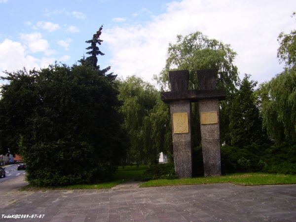 Symbol 2 wbitych mieczy - pomnik poświęcony II Armii LUDOWEGO Wojska Polskiego odsłonięty 16. X 1966 roku, nie należy zmieniać HISTORYCZNYCH "nazw własnych", po
