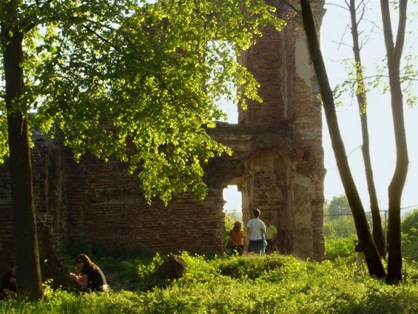 Zawieprzyce - ruiny zamku, przebudowanego w XVII wieku (przez owczesnego wlasciciela  Atanazego Miączynskiego)  pod kierunkiem Tylmana z Gameren.