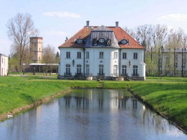 Letni Pałacyk Branickich w Choroszczy. Dookoła zabytkowy park