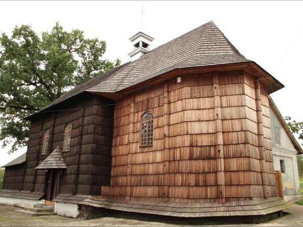 Drewniany kościół filialny pw. Wszystkich Świętych wzniesiony w roku 1676.