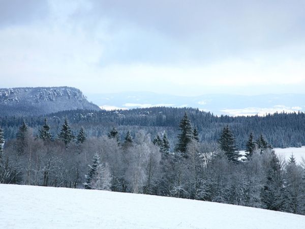 Zima w Pasterce w górach Stołowych. Malutka, malownicza wioska u samego podnóża Szczelińca Wielkiego jest unikalną już oazą ciszy i spokoju zadziwiając przy tym