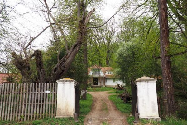 brama główna do dworu, dwór jest opisany w folderach turystycznych - jest własnością prywatną, nie jest przeznaczony do zwiedzania wnętrz ale bogata jego histor