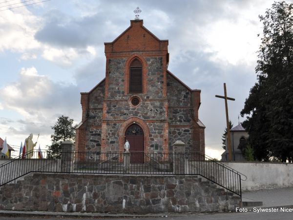 Lachowo – gmina i powiat Kolno.  W historii parafii pw. Zwiastowania NMP erygowanej przed 1429 r. istniało kilka kościołów drewnianych, z których ostat¬ni uległ