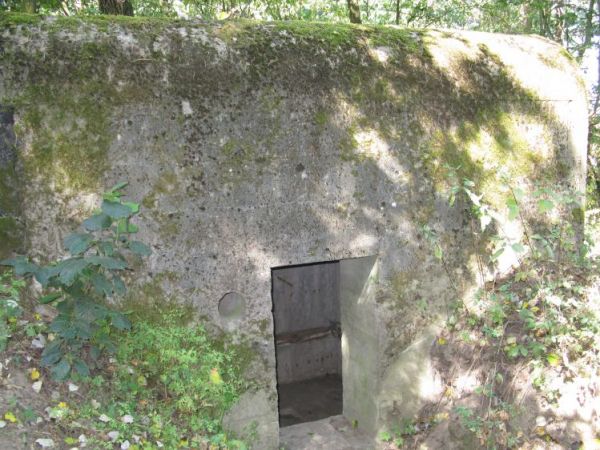 Schron nr 4 Armii "Pomorze" z 1939r. wchodzący w skład fortyfikacji PRZEDMOŚCIE BYDGOSZCZ. Tradytor jednostronny - bez przelotni. Widok od strony wejścia do obi