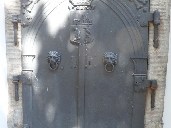 w murach kościoła - za prezbiterium - masywne, okute blachą drzwi do krypty grobowej Rodu Krasińskich.