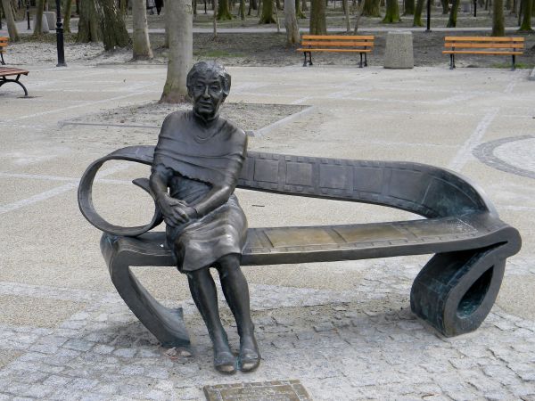 Ławeczka Ireny Kwiatkowskiej.Pani Irena często pięknie ozdabiana jest przez mieszkańców i turystów koralami,apaszką,bądź też bukietem kwiatów :)