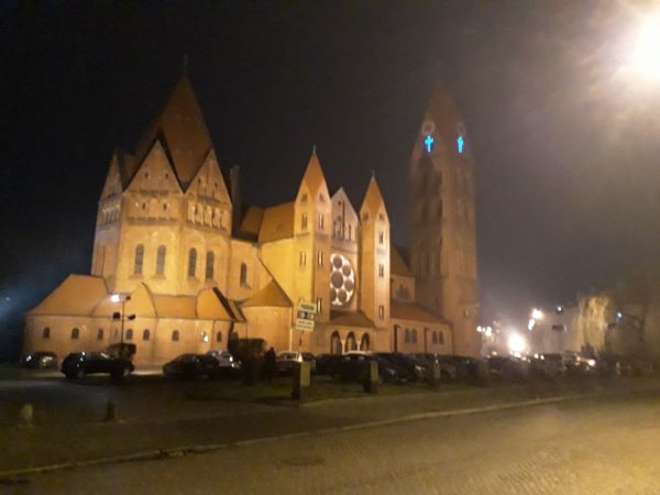 Konkatedra  wieczorem