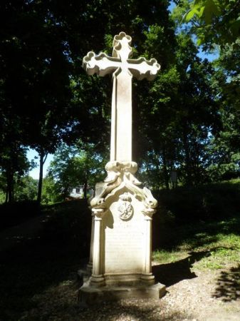 neogotycki krzyż upamiętniający śmierć księcia mazowieckiego Bolesława IV.
