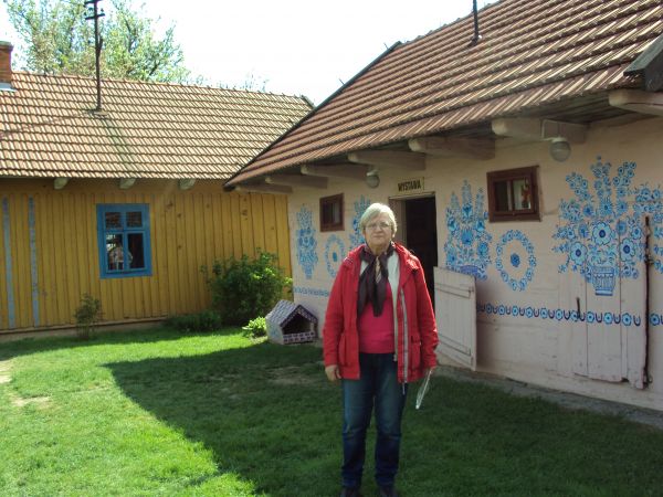 przy obiektach muzeum - na zagrodzie Felicji Curyłowej, artystki ludowej. Barwne kwieciste wzory są na zewnętrznych elewacjach gospodarstw,  kapliczkach, płotac