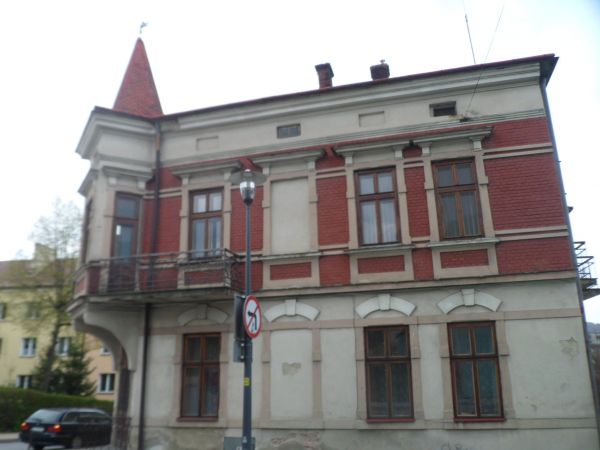 willa z wieżyczką i wykuszem, przy wylocie ul. Żydowskiej, wzniesiona w 1903r.