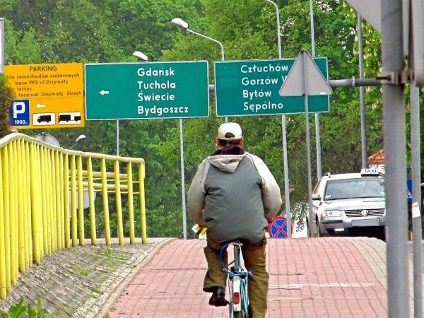 Wlot ulicy Kościerskiej na drogę krajową 22