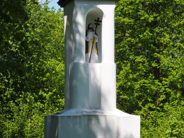 kaplica śródleśna z figurą przedstawiającą św. Jana - może kiedyś stała w środku wsi, może na rozstajach - sieć dróg słabo czytelna, silnie zakrzaczona.