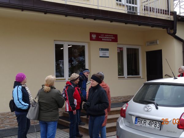 przy siedzibie / budynku administracyjnym Nadleśnictwa Brzozów - tam na nas czekano i folderami obdzielono oraz atrakcyjną ekspozycję udostępniono - /zdjęcia w