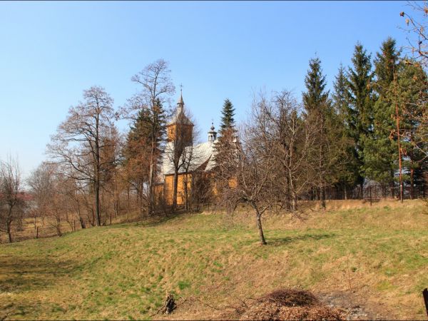 Kościół filialny pw. św. Jana Chrzciciela wzniesiony zapewne ok. poł. XVII w. (wg tradycji jeszcze w XVI w.). Wielokrotnie restaurowany i przebudowywany.  Wokół