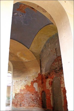 Murowana cerkiew greckokatolicka pw. św. Onufrego z 1809 roku, od 1947 r. nieużytkowana.