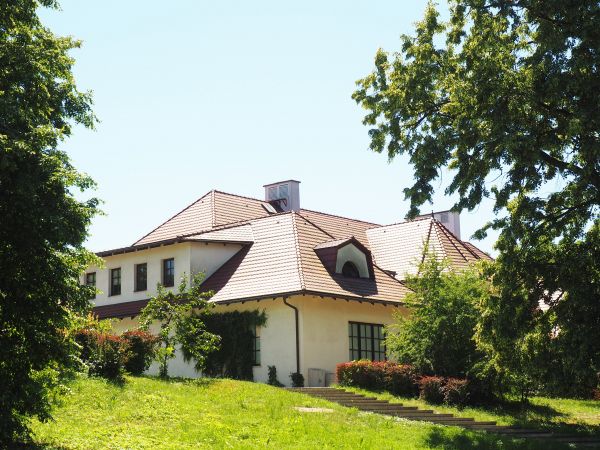 reprezentacyjny dwór Krasińskich - tu widok od strony folwarku i parku ze stawami.