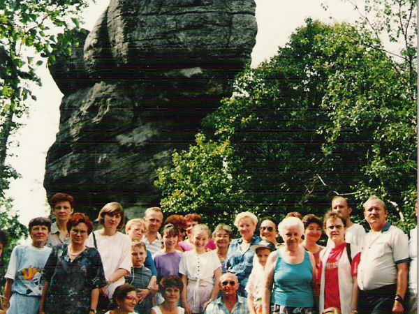 malowniczą ścieżką wśród skał - po 665 stopniach - wchodzi się na Szczeliniec Wielki. Labirynt głębokich wąwozów i korytarzy, szczelin i bloków skalnych o kszta