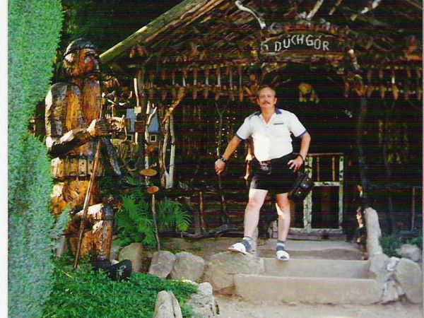 przed "Chatą Ducha Gór" - w Ogrodzie Bajek. Atrakcja turystyczna - usytuowana na wys. 780m npm pomiędzy górami Toczkiem i Igliczną, powstał już w okresie między