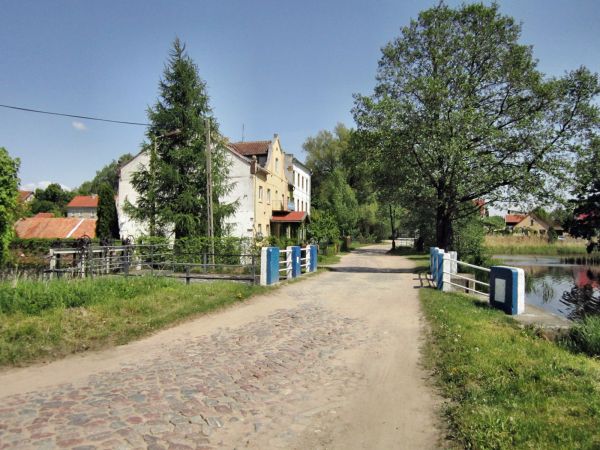 Pilec. Zapora wodna przy dawnym młynie,przez który przelewa się do jeziora Dejnowo woda z rzeki Dajny,fot. Rychu 2012-05-20