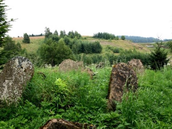 Znajduje się tu kilkaset macew.