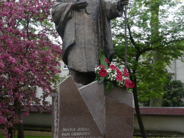 Pomnik ojca św. Jana Pawła II na placu przykościelnym.