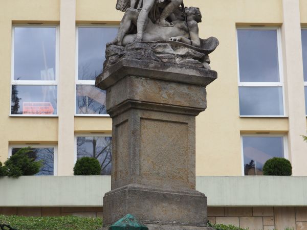 pomnik Michała Archanioła wbijającego trójząb w pierś diabła, zabytek - z 2-giej poł. XIXw., ustawiony przy dawnej alejce do "Belwederu", który stanowił letnią