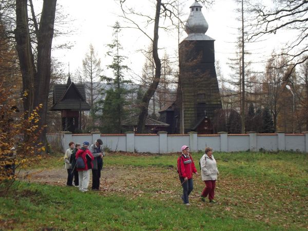 n/z na alejkach parku dworskiego a dalej za murem : niegdyś kaplica dworska,  a to też najstarszy drewniany kościółek - przy pętli bieszczadzkiej, "perełka"  na