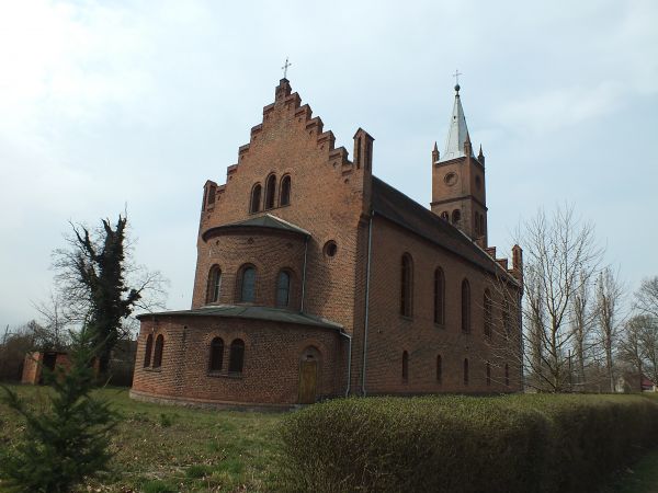 Poewangelicki kościół z XIX w pełni w chwili obecnej rolę koscioła pomocniczego