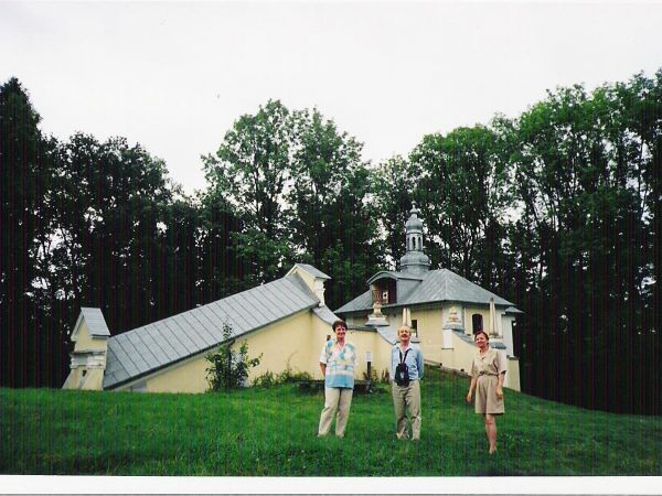 ...aby dotknąć tego co już prawie nie istnieje, poczuć się przeniesionym do innej epoki, należy tu przybyć z okazji odpustu, kiedy pielgrzymi pną się pod górę,