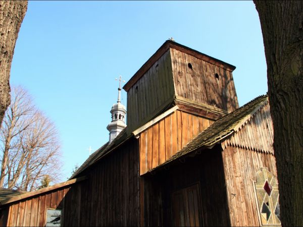 Drewniany, nieużytkowany kościół pw. św. Andrzeja Boboli w Krzeczowicach - (zbudowany ok. 1770 r.), dawna cerkiew parafialna pw. św. Mikołaja .