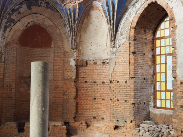 wnętrze sali balowej - mamy wgląd na konstrukcje pozwalające rozprowadzać energię cieplną ogrzewania podłogowego - z dołu tłoczono gorące powietrze.