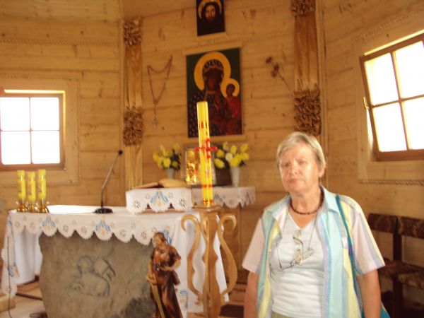 W grudniu 2010r. poświecony został przez abp. Józefa Michalika kościółek, społe cznym sumptem wybudowany. Stanowi filię parafii w Nowym Łupkowie.  Na zdjęciu: o
